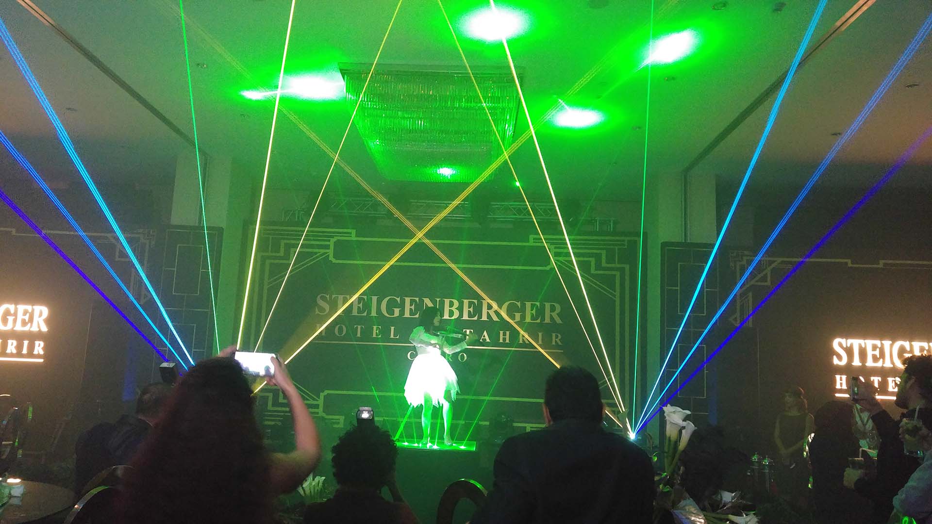 LaserGirl Show. Espectaculo de violin con plataforma laser para evento en El Cairo